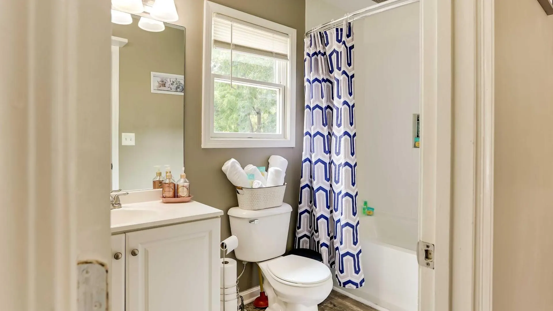Louisville Apartment - Walk To Restaurants! Holiday home